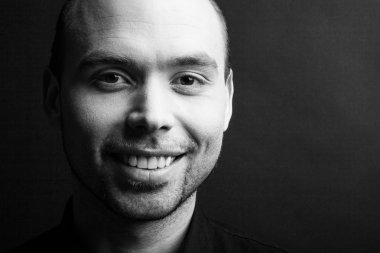 Gülümseyen genç yakışıklı adam.