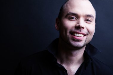 Gülümseyen genç yakışıklı adam.