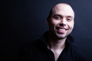 Gülümseyen genç yakışıklı adam.