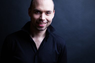 Gülümseyen genç yakışıklı adam.