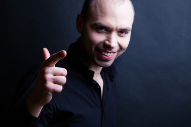 Gülümseyen genç yakışıklı adam.
