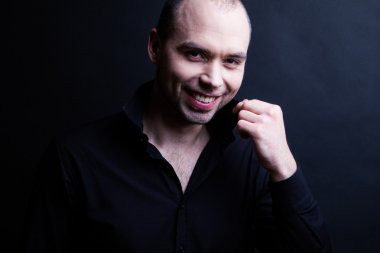 Gülümseyen genç yakışıklı adam.