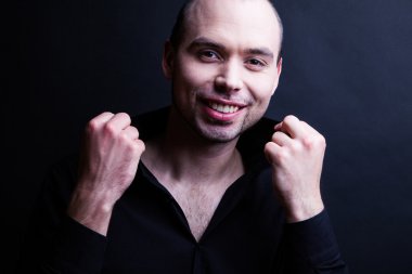 Gülümseyen genç yakışıklı adam.
