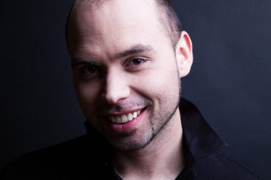 Gülümseyen genç yakışıklı adam.