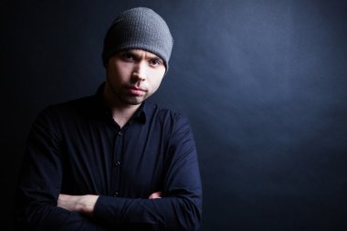 yakışıklı delikanlı ciddi bir ifade ile