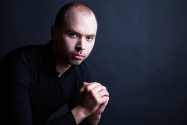 yakışıklı delikanlı ciddi bir ifade ile