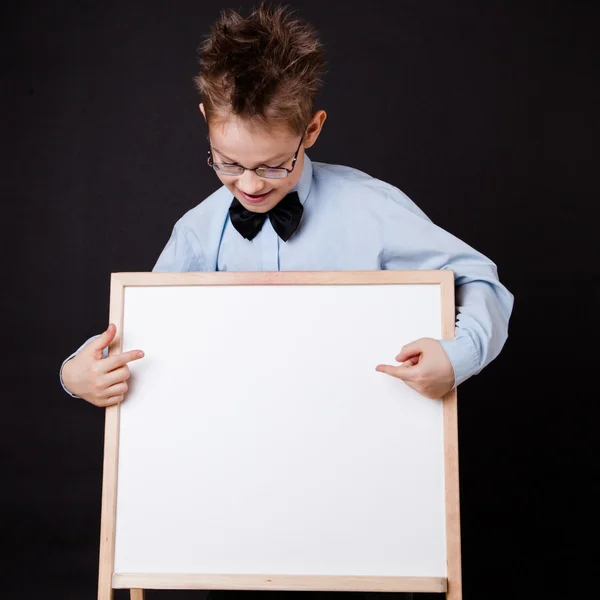 Portret van vrolijke jongen wijzen op witte banner — Stockfoto