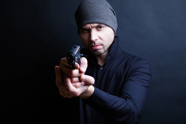Retrato de un hombre sosteniendo pistola — Foto de Stock