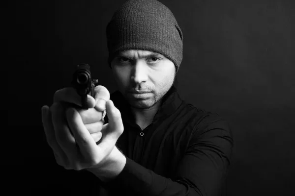 Retrato de un hombre sosteniendo pistola — Foto de Stock