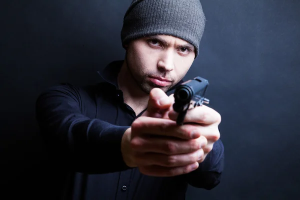 Portrét muže drží zbraň — Stock fotografie