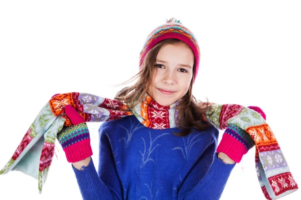 Красивая маленькая девочка в шапке и шарфе — стоковое фото