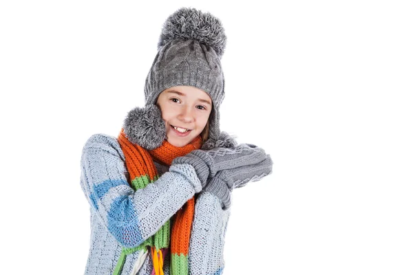 Belle petite fille en bonnet et écharpe — Photo