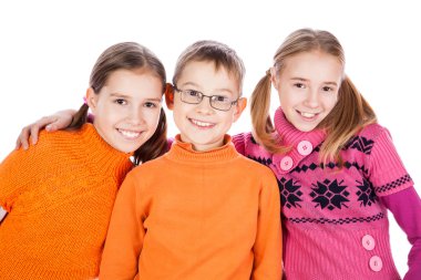 küçük çocuklar gülüyor