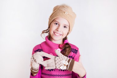 Güzel gülümseyen kız