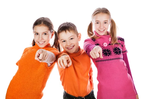 Группа маленьких детей, стоящих указательным пальцем на тебя — стоковое фото