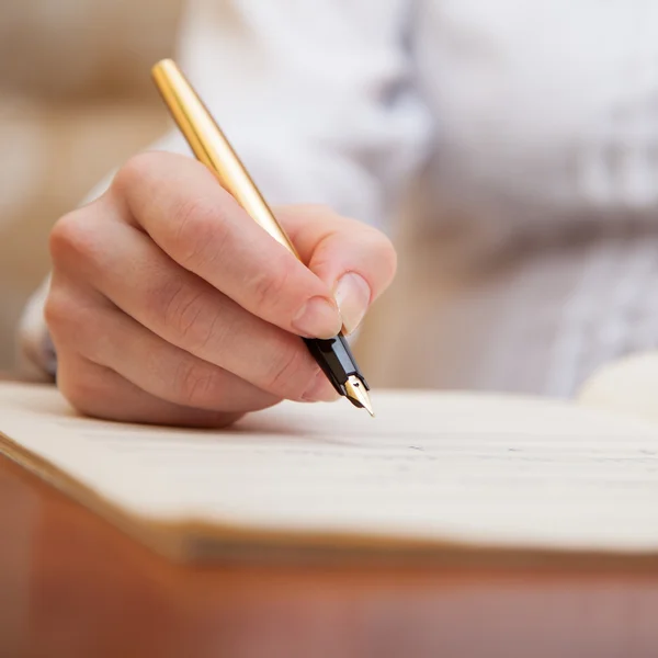 Hand mit Stift und Notenblatt — Stockfoto