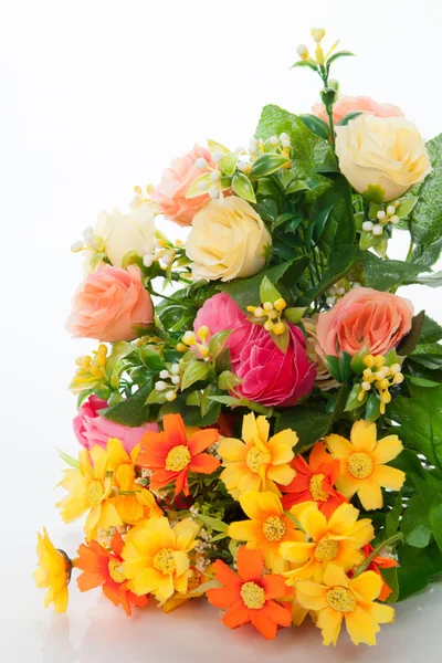 Belo buquê de flores brilhantes em branco — Fotografia de Stock