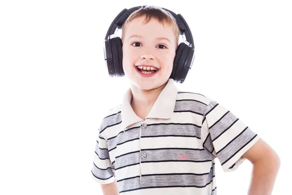 Den unge pojken som lyssnar på musik — Stockfoto