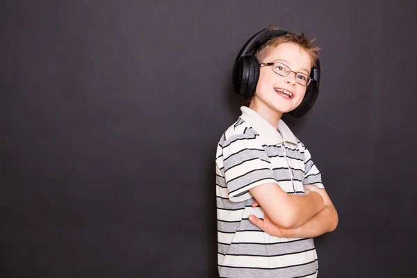 Il ragazzo che ascolta la musica — Foto Stock