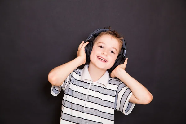 Le jeune garçon qui écoute de la musique — Photo