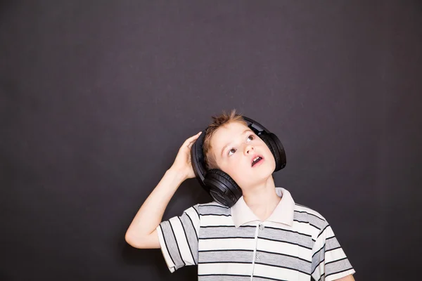 Le jeune garçon qui écoute de la musique — Photo