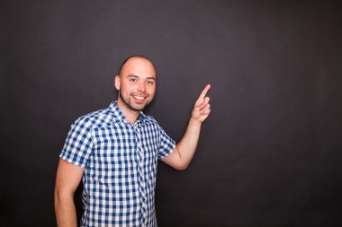 genç adam onun parmak işaret