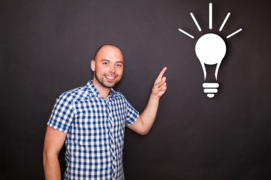 adamın parmağını ampul için işaret