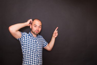 küçük mutlu bir adam onun parmak işaret 