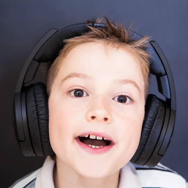 Le jeune garçon qui écoute de la musique — Photo