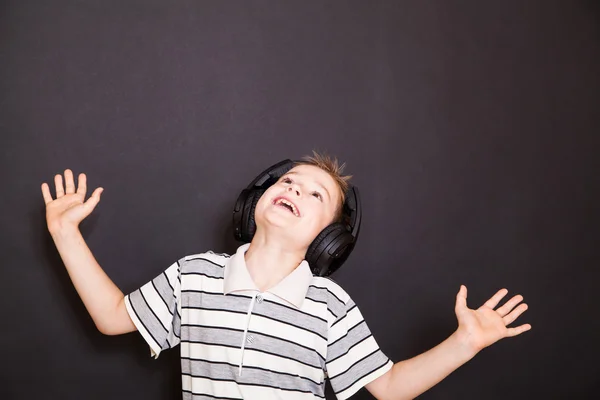 Den unge pojken som lyssnar på musik — Stockfoto