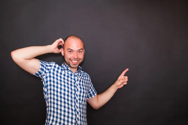 Joven hombre feliz señalando con el dedo — Foto de Stock