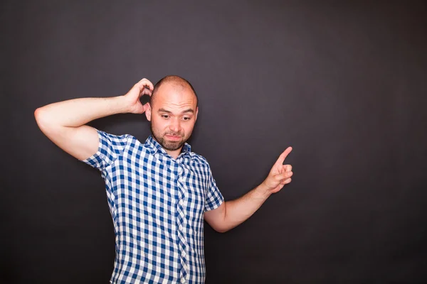 Junger glücklicher Mann zeigt mit dem Finger — Stockfoto