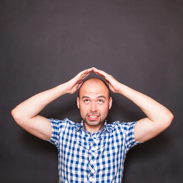 Man maken dak met handen — Stockfoto