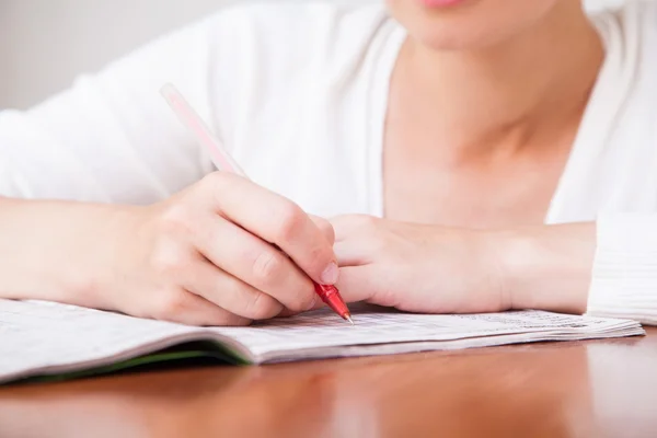 Kreuzworträtsel aus nächster Nähe. — Stockfoto