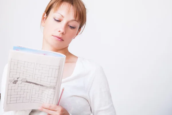 Woman doing crosswords — Stock Photo, Image
