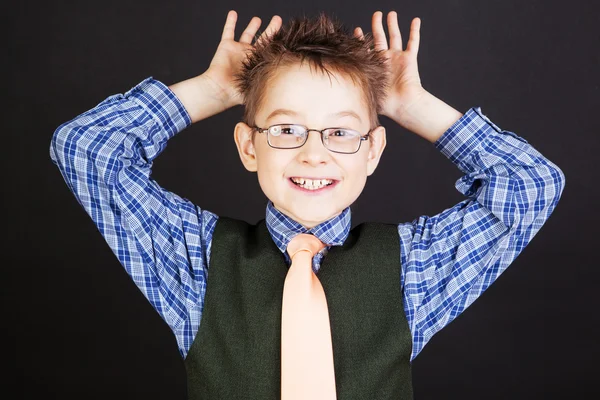 Grappige jongen grimassen — Stockfoto