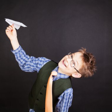 Kağıt Uçak ile çocuk