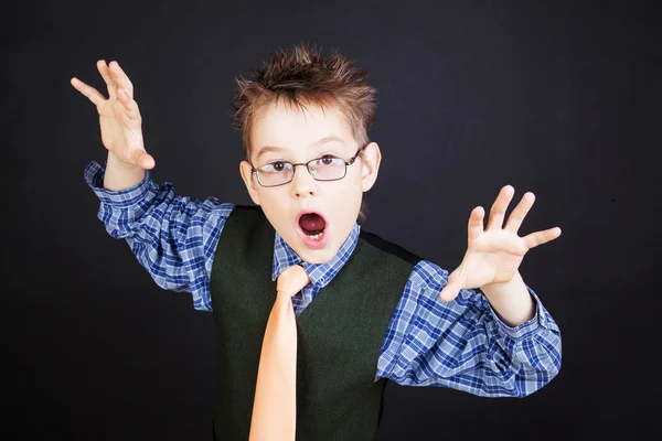 Jonge jongen grimassen — Stockfoto