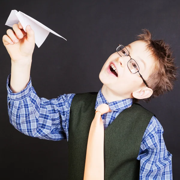 Jongen met papier vliegtuig — Stockfoto