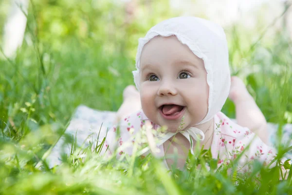Meisje van de baby in gras — Stockfoto