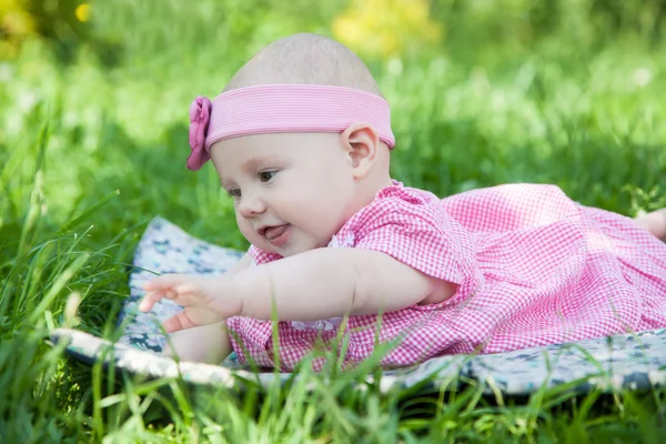 Meisje van de baby in gras — Stockfoto