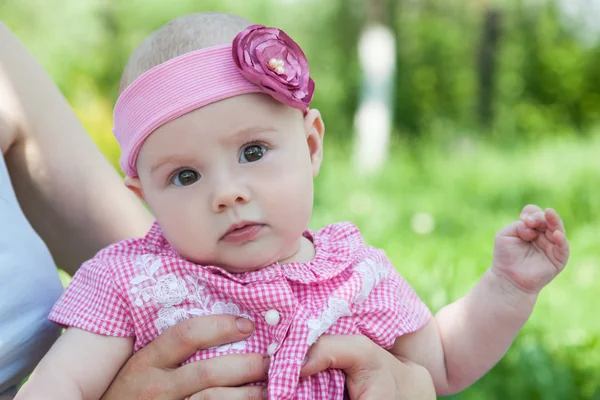 Meisje van de baby in gras — Stockfoto