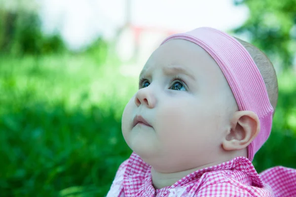 草の女の赤ちゃん — ストック写真
