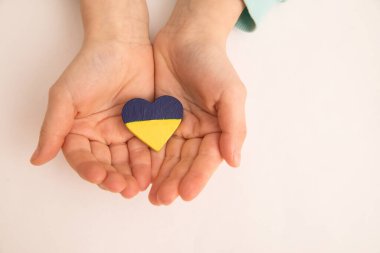 Ukrayna bayrağı taşıyan çocuk ellerinin yüksek açılı görüntüsü