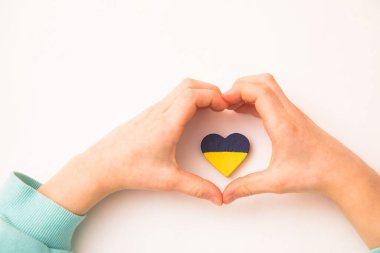 Ukrayna bayrağı taşıyan çocuk ellerinin yüksek açılı görüntüsü