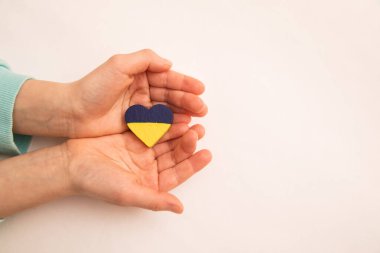 Ukrayna bayrağı taşıyan çocuk ellerinin yüksek açılı görüntüsü