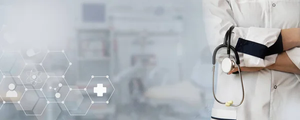 Orvos Dolgozik Egy Virtuális Képernyőn Mögött Szerkezet Orvosi Ikonok Homályos — Stock Fotó