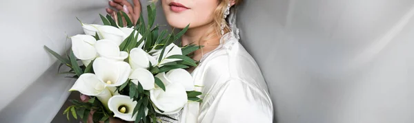 Junge Attraktive Braut Mit Blumen — Stockfoto