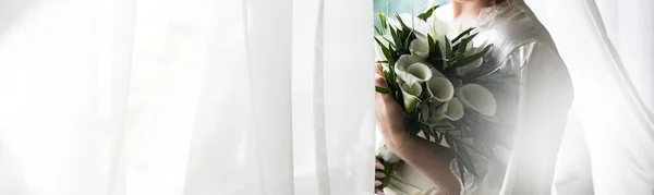 Ung Attraktiv Brud Med Blommor — Stockfoto