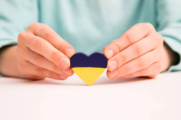 Vysoký úhel pohledu na dětské ruce držící ukrajinskou vlajku malované srdce — Stock fotografie